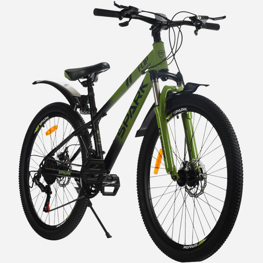Гірський велосипед Spark FLIP 26" чорно-зелений, вид спереду під кутом — амортизаційна вилка з крилом, дискове гальмо, руль з манетками Shimano, широкі покришки 26×2.35