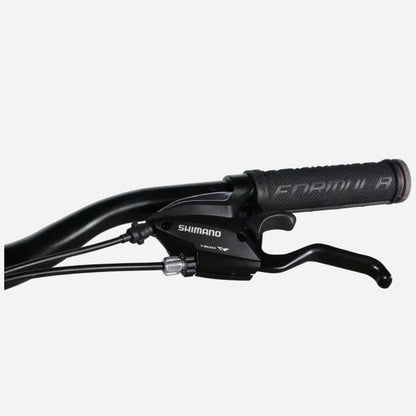 Крупний план ручки керма, перемикача Shimano та гальмівної ручки