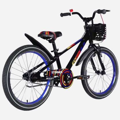 Дитячий велосипед Formula Kid STORMER 20" чорний — вид збоку справа, синій обід, кошик та сідло з кольоровим декором