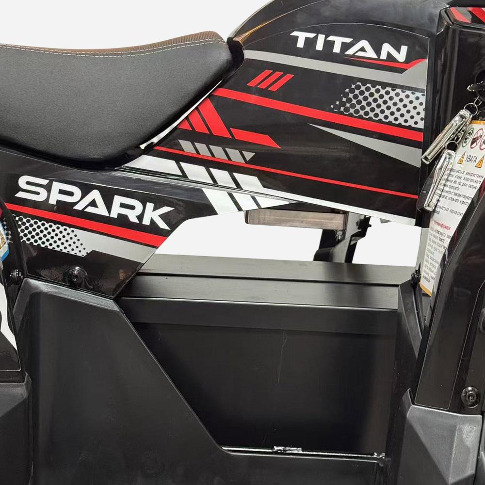 Крупний план бокової панелі SPARK TITAN під сидінням