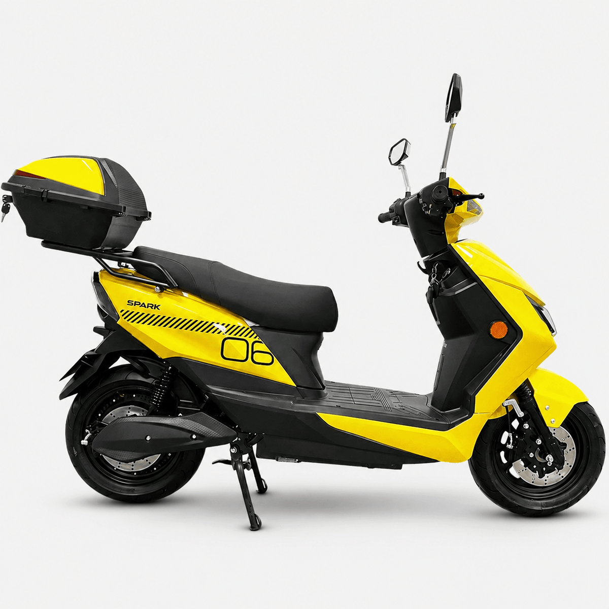 Електроскутер Spark SP2000E-6 жовтого кольору, вид збоку, з топкейсом