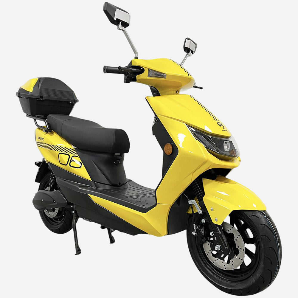 Електроскутер Spark SP2000E-6 жовтий, тривчетверті вид спереду-справа, з топкейсом