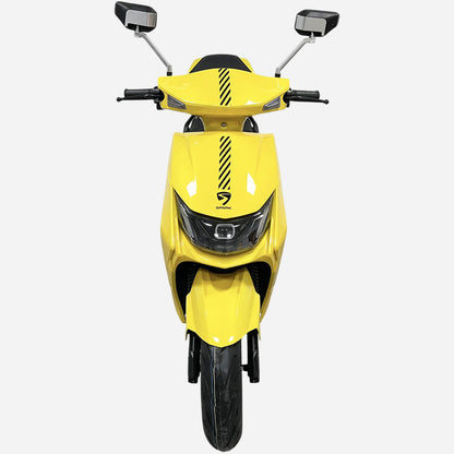 Електроскутер Spark SP2000E-6, вид прямо спереду, жовте забарвлення, діагональна смуга