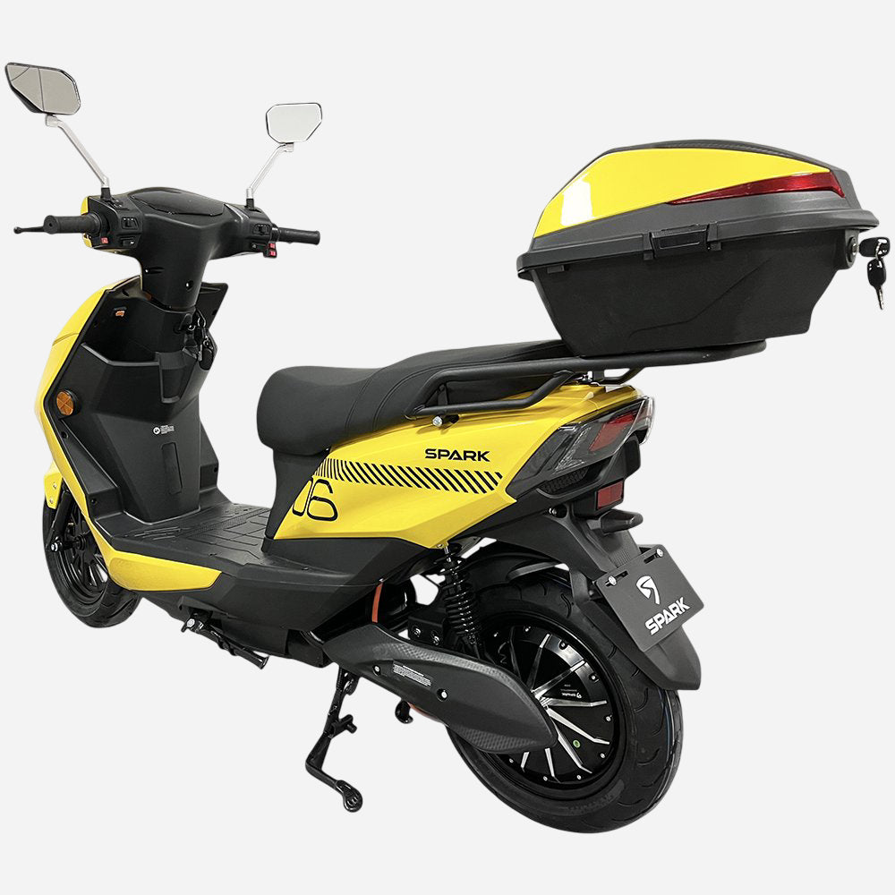 Електроскутер Spark SP2000E-6 жовтий, вид ззаду-збоку зліва, відкритий топкейс