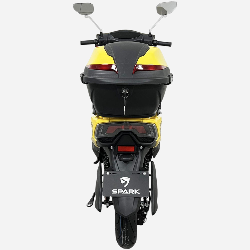 Електроскутер Spark SP2000E-6, вид прямо ззаду, топкейс та задні ліхтарі, логотип Spark