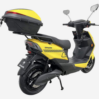 Електроскутер Spark SP2000E-6 жовтий, вид ззаду-збоку справа, топкейс і задня підвіска