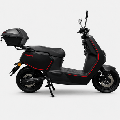 Електроскутер SPARK SP2500E-2 чорний, вид збоку — задній кофр, дискові гальма, червоний кант