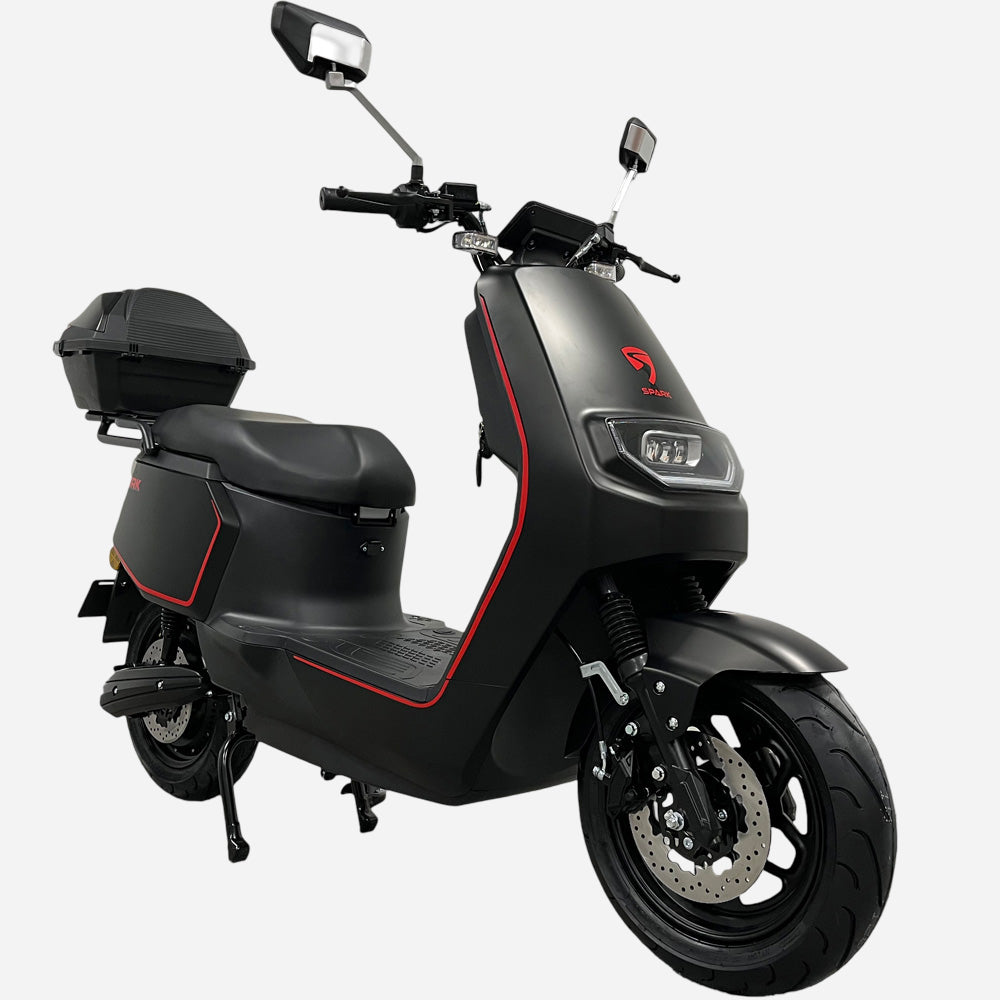 Електроскутер SPARK SP2500E-2 правий бік — підніжки, гідравлічна підвіска, дискове гальмо
