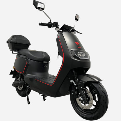 Електроскутер SPARK SP2500E-2 правий бік — підніжки, гідравлічна підвіска, дискове гальмо