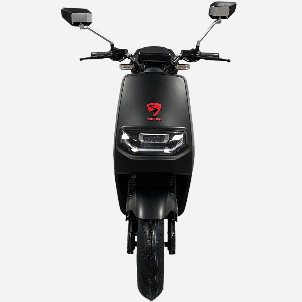 Електроскутер SPARK SP2500E-2 чорний, вид спереду — LED-фара, логотип SPARK, дзеркала