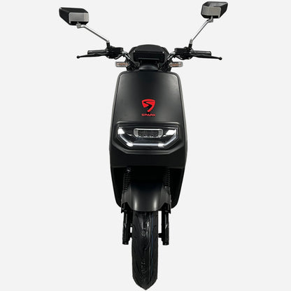Електроскутер SPARK SP2500E-2 чорний, вид спереду — LED-фара, логотип SPARK, дзеркала