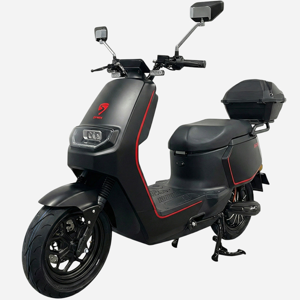 Електроскутер SPARK SP2500E-2, вид спереду зліва — задній кофр, дискове гальмо, LED-оптика