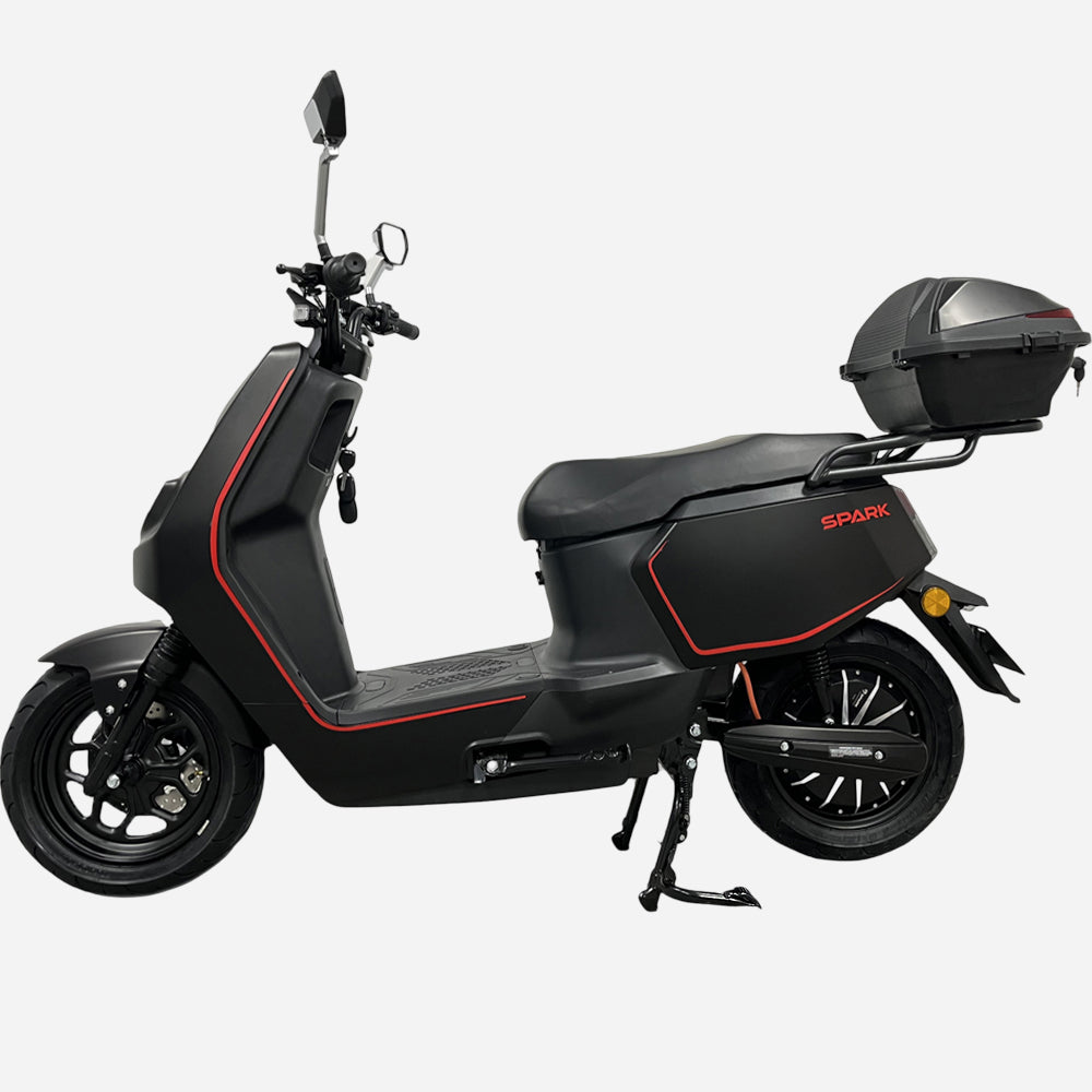 Електроскутер SPARK SP2500E-2, лівий бік — задній кофр з замком, центральна підніжка, червоний кант