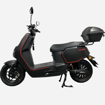 Електроскутер SPARK SP2500E-2, лівий бік — задній кофр з замком, центральна підніжка, червоний кант