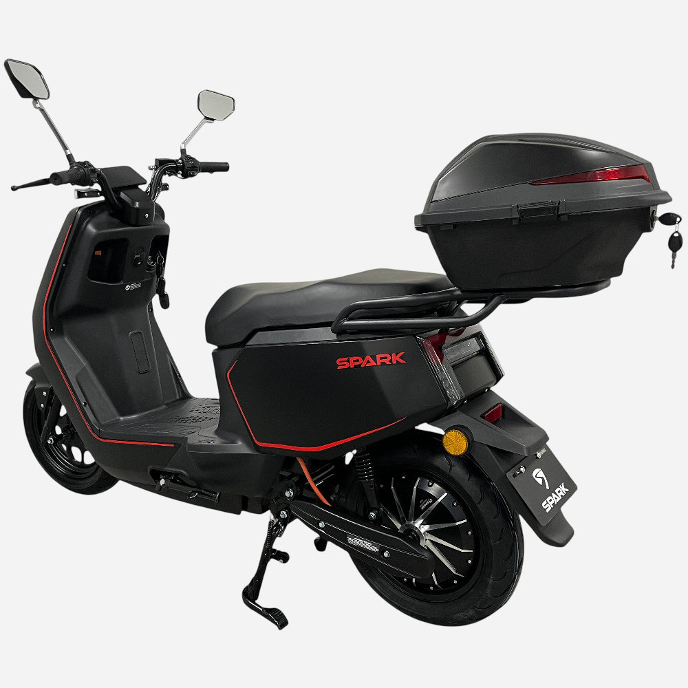 Електроскутер SPARK SP2500E-2, задній лівий кут — кофр із замком та ключем, дискове гальмо ззаду