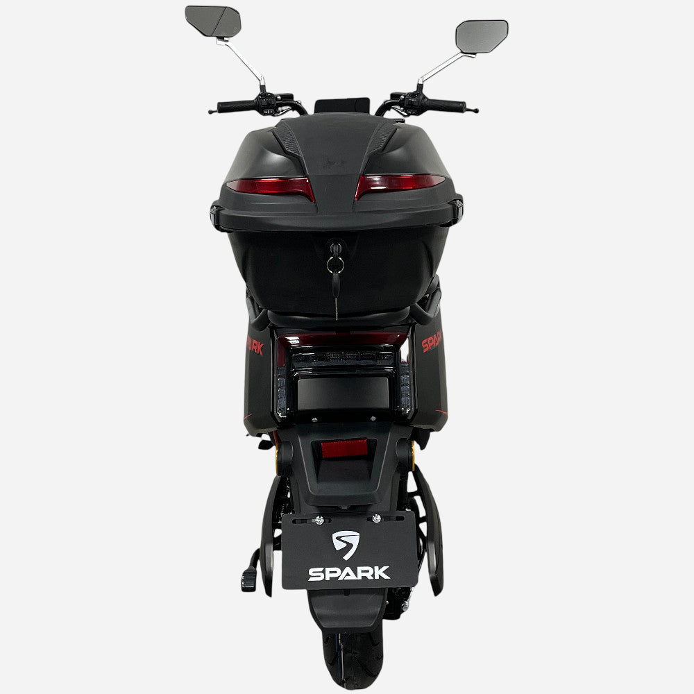 Електроскутер SPARK SP2500E-2, вид ззаду — задній кофр, LED стоп-сигнали, номерний знак SPARK