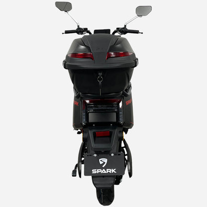 Електроскутер SPARK SP2500E-2, вид ззаду — задній кофр, LED стоп-сигнали, номерний знак SPARK