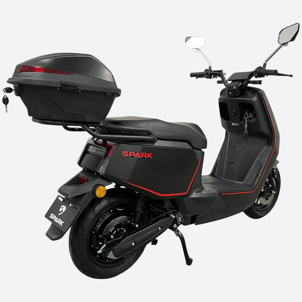 Електроскутер SPARK SP2500E-2, задній правий кут — кофр, заднє дискове гальмо, бічна підніжка