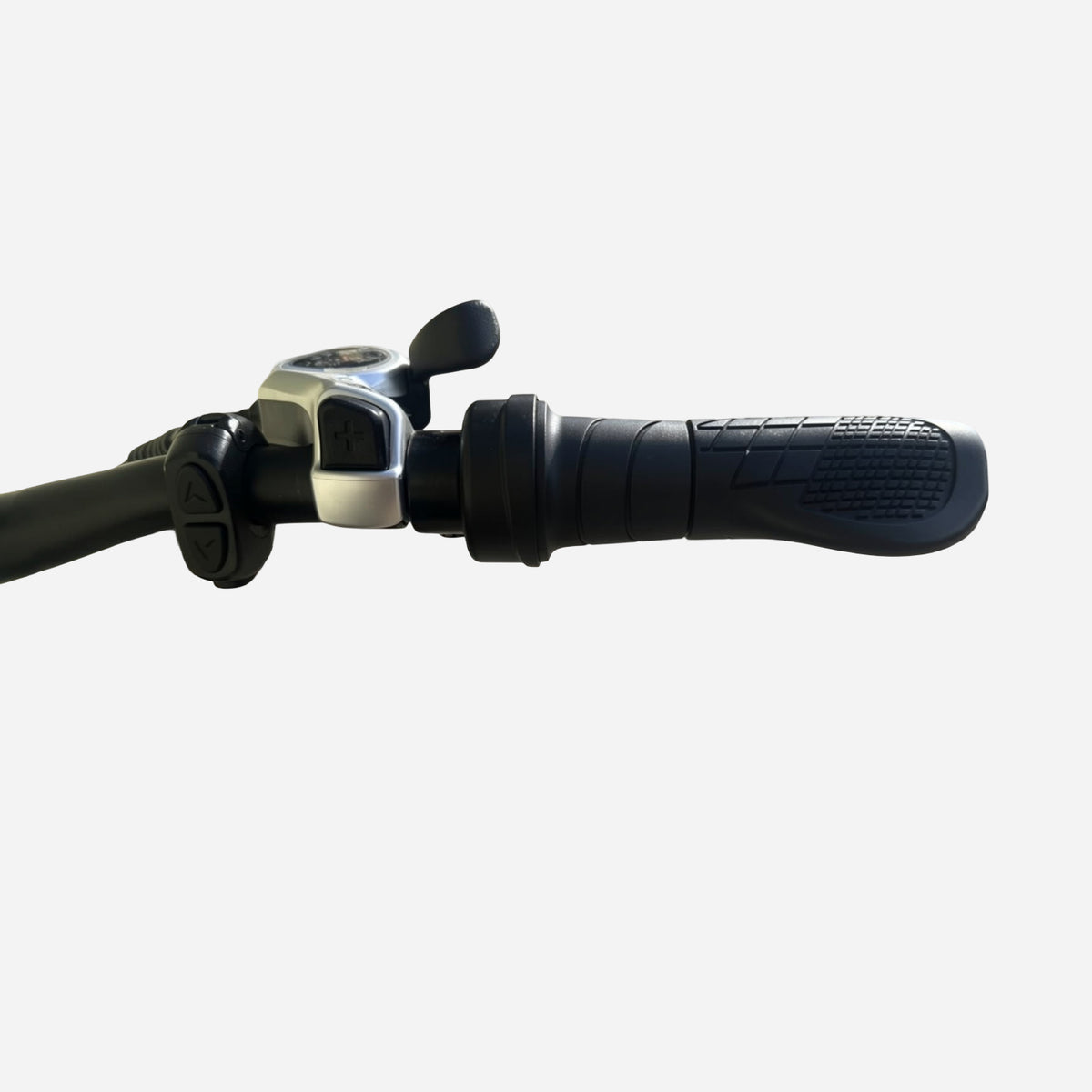 Corso FISHER 29" — манетка Shimano на правій ручці керма, гумова ергономічна грипса