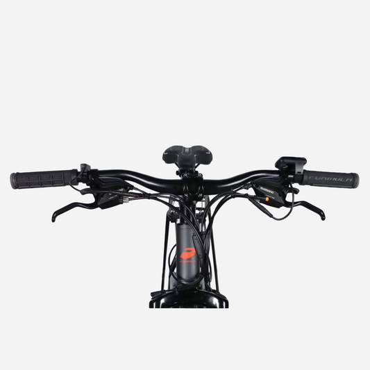 Formula eMOTION PLUS 29" — вигляд на кермо з манетками Shimano та гальмівними ручками