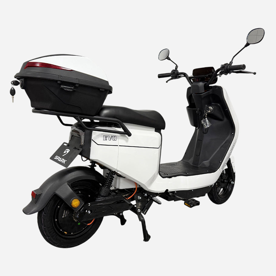 SPARK EVO білий — задній кут, відкритий кофр на ключ, амортизатори, мотор-колесо