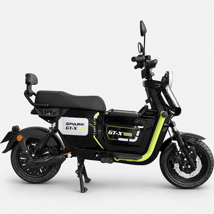 Електровелосипед SPARK GT-X чорного кольору з зеленими вставками, вид збоку, на підніжці