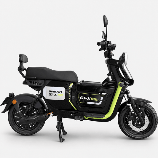 Електровелосипед SPARK GT-X чорного кольору з зеленими вставками, вид збоку, на підніжці