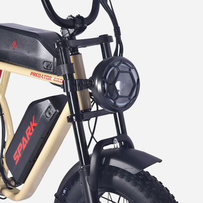 Кругла передня фара із захисною решіткою та амортизаційна вилка SPARK PREDATOR AWD, крупний план.