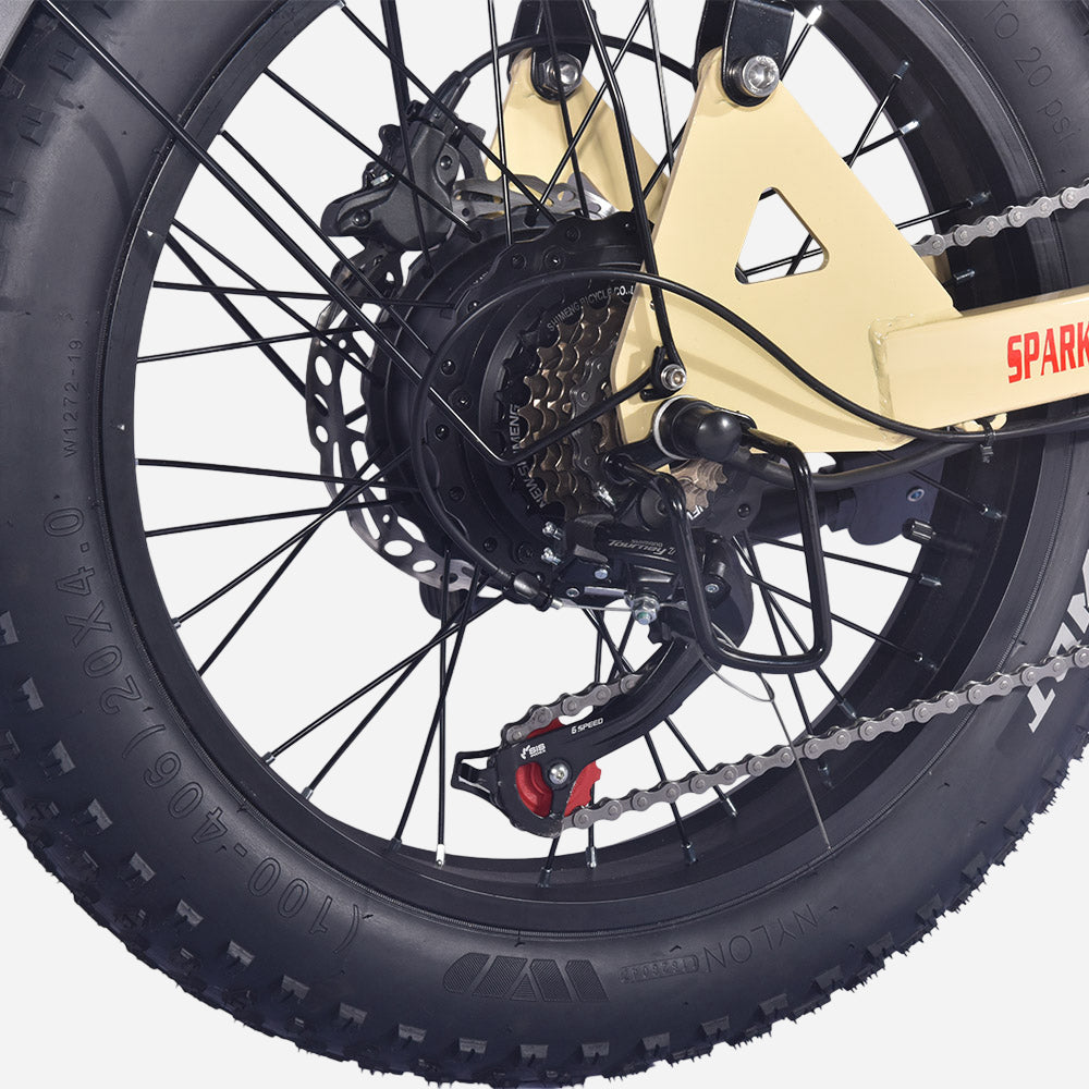 Задній перемикач, ланцюг і блок зірок електровелосипеда SPARK PREDATOR AWD, крупний план.