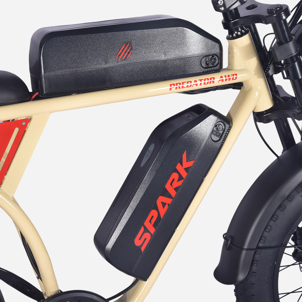 Два чорні акумулятори на бежевій рамі електровелосипеда SPARK PREDATOR AWD, крупний план.