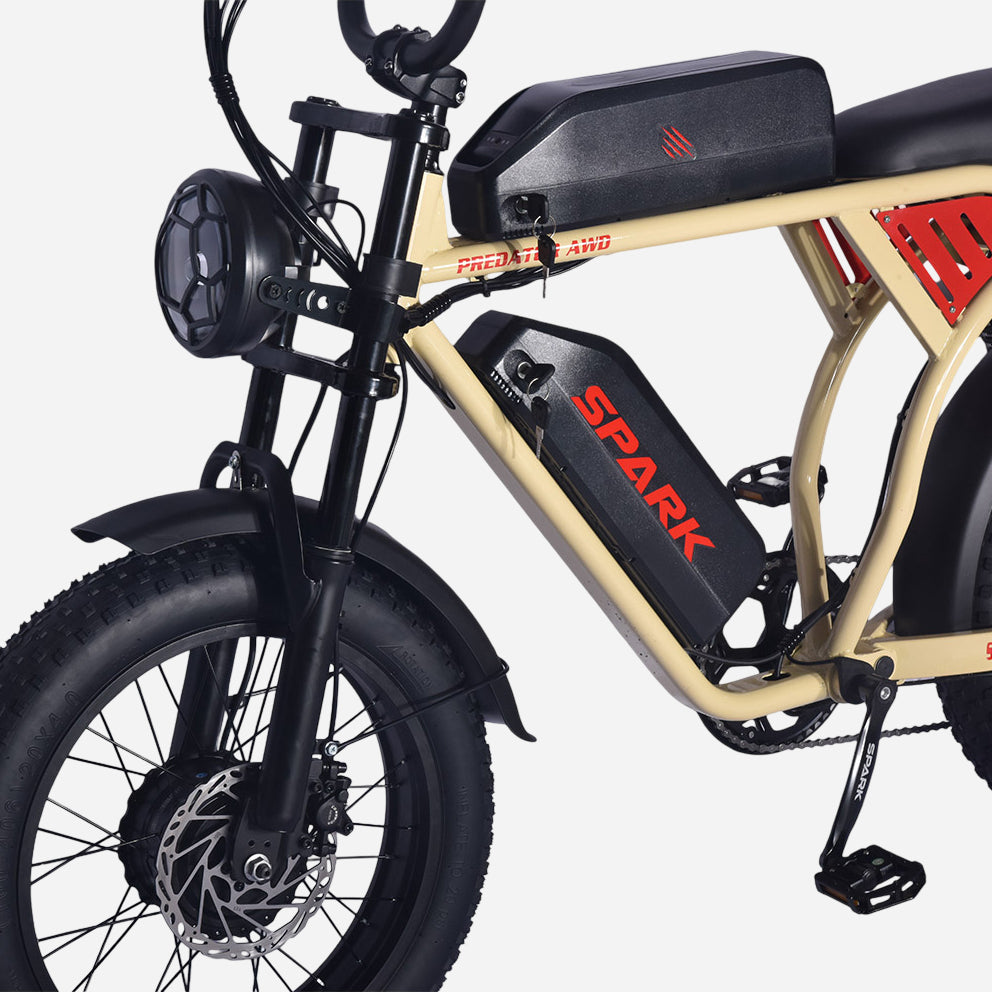 Передня частина SPARK PREDATOR AWD: кругла фара, амортизаційна вилка та два акумулятори на рамі.