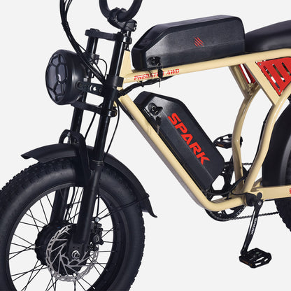 Передня частина SPARK PREDATOR AWD: кругла фара, амортизаційна вилка та два акумулятори на рамі.