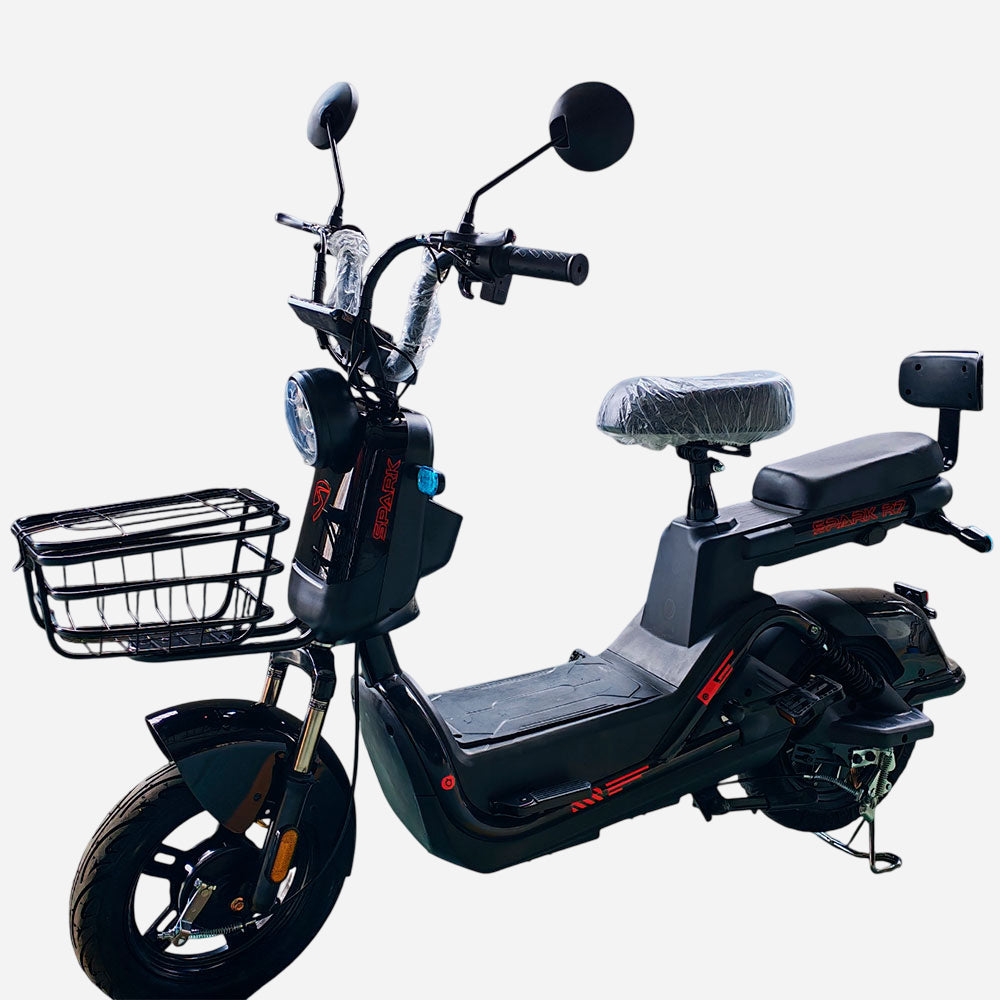 Електровелосипед SPARK R-7 чорний, вид спереду зліва — корзина, підніжки, сидіння з пасажирською спинкою