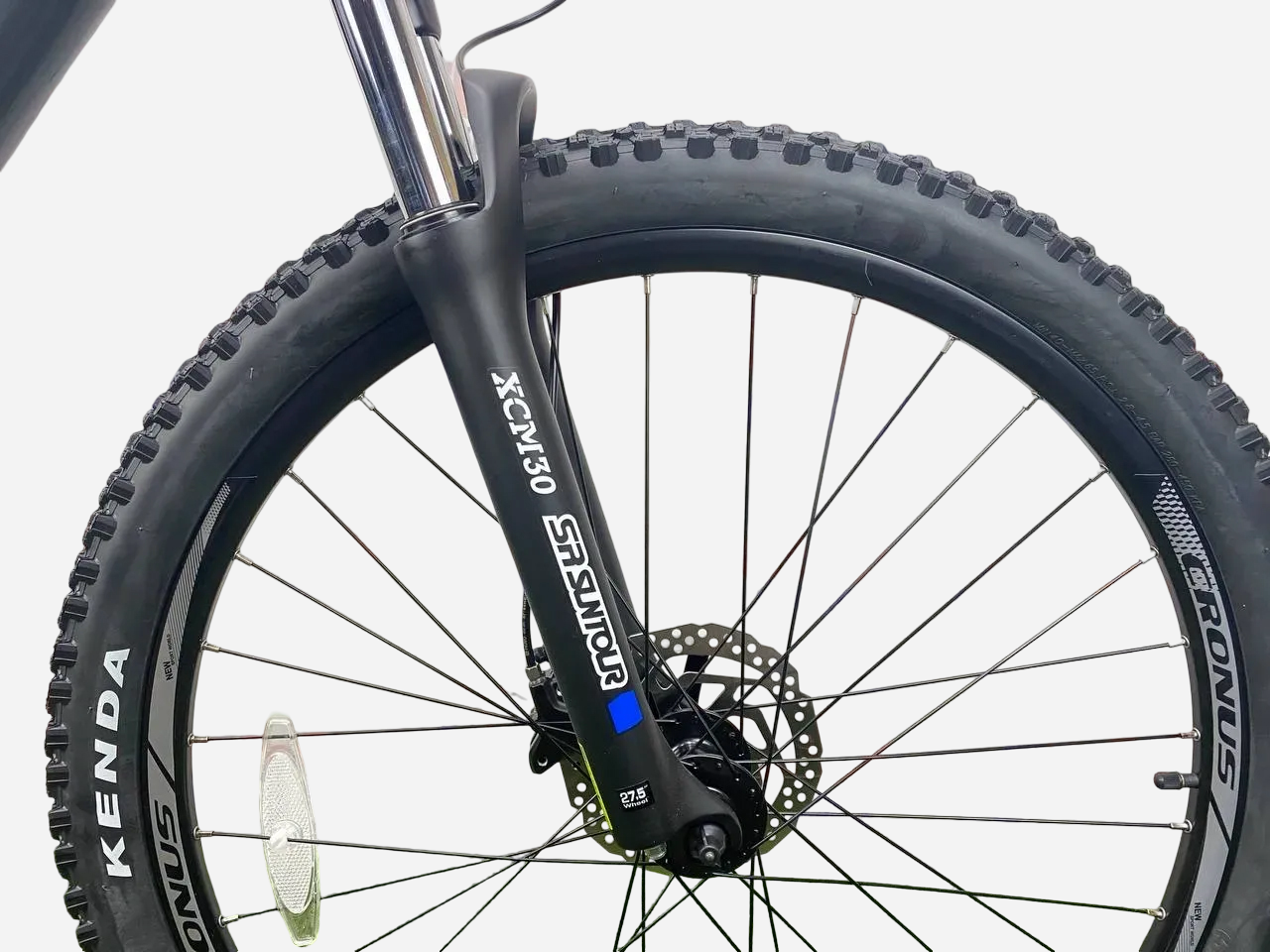 Cronus Ultimatum 27.5" — вилка SR Suntour XCM30 з переднім колесом Kenda та дисковим гальмом