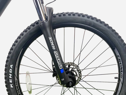 Cronus Ultimatum 27.5" — вилка SR Suntour XCM30 з переднім колесом Kenda та дисковим гальмом