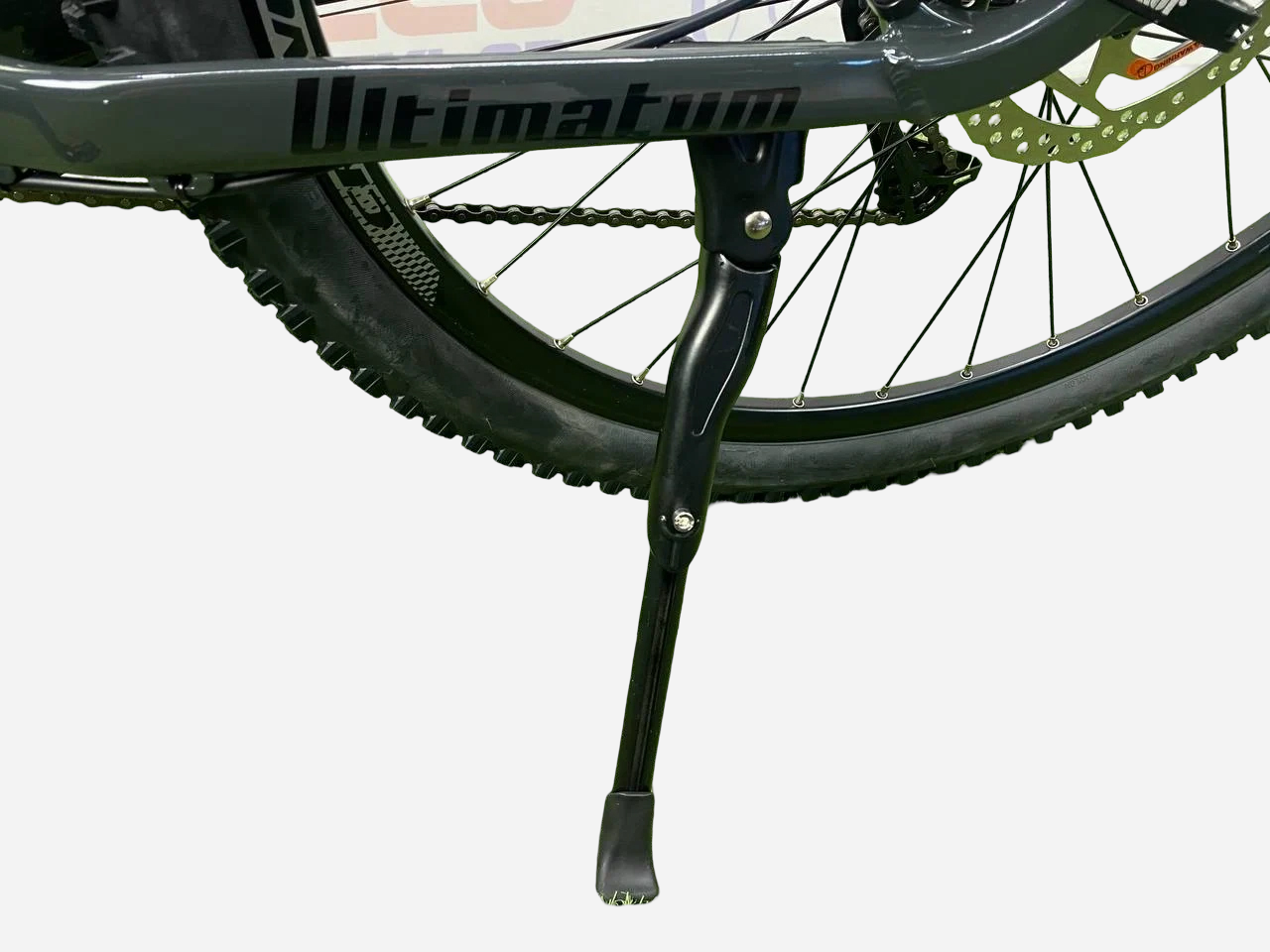 Cronus Ultimatum 27.5" — підніжка на алюмінієвій рамі з логотипом Ultimatum та заднє колесо