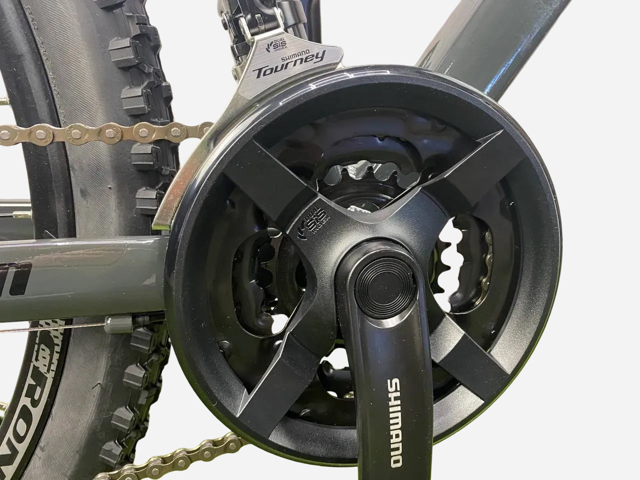 Cronus Ultimatum 27.5" — система шатунів Shimano Tourney з потрійною зірочкою