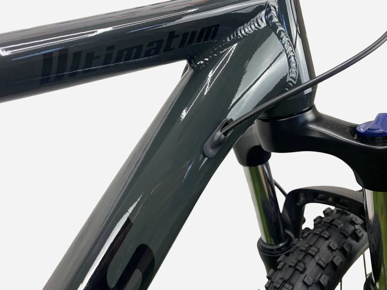 Cronus Ultimatum 27.5" — алюмінієва рама з логотипом Ultimatum та вилка з гідравлічним кабелем