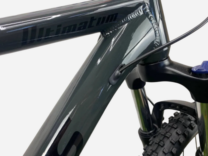 Cronus Ultimatum 27.5" — алюмінієва рама з логотипом Ultimatum та вилка з гідравлічним кабелем