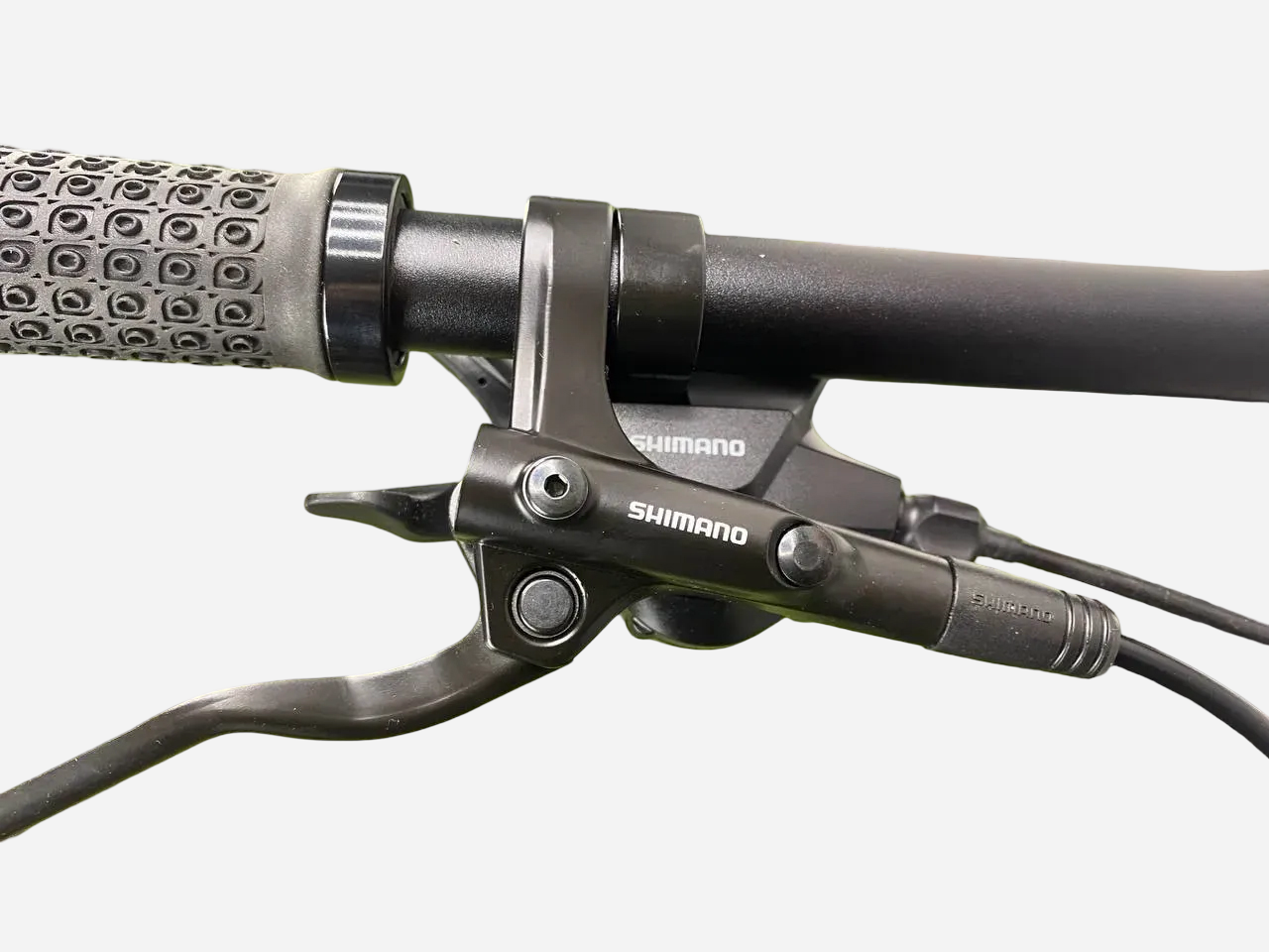 Cronus Ultimatum 27.5" — гідравлічний гальмівний важіль Shimano MT200 та манетка на кермі