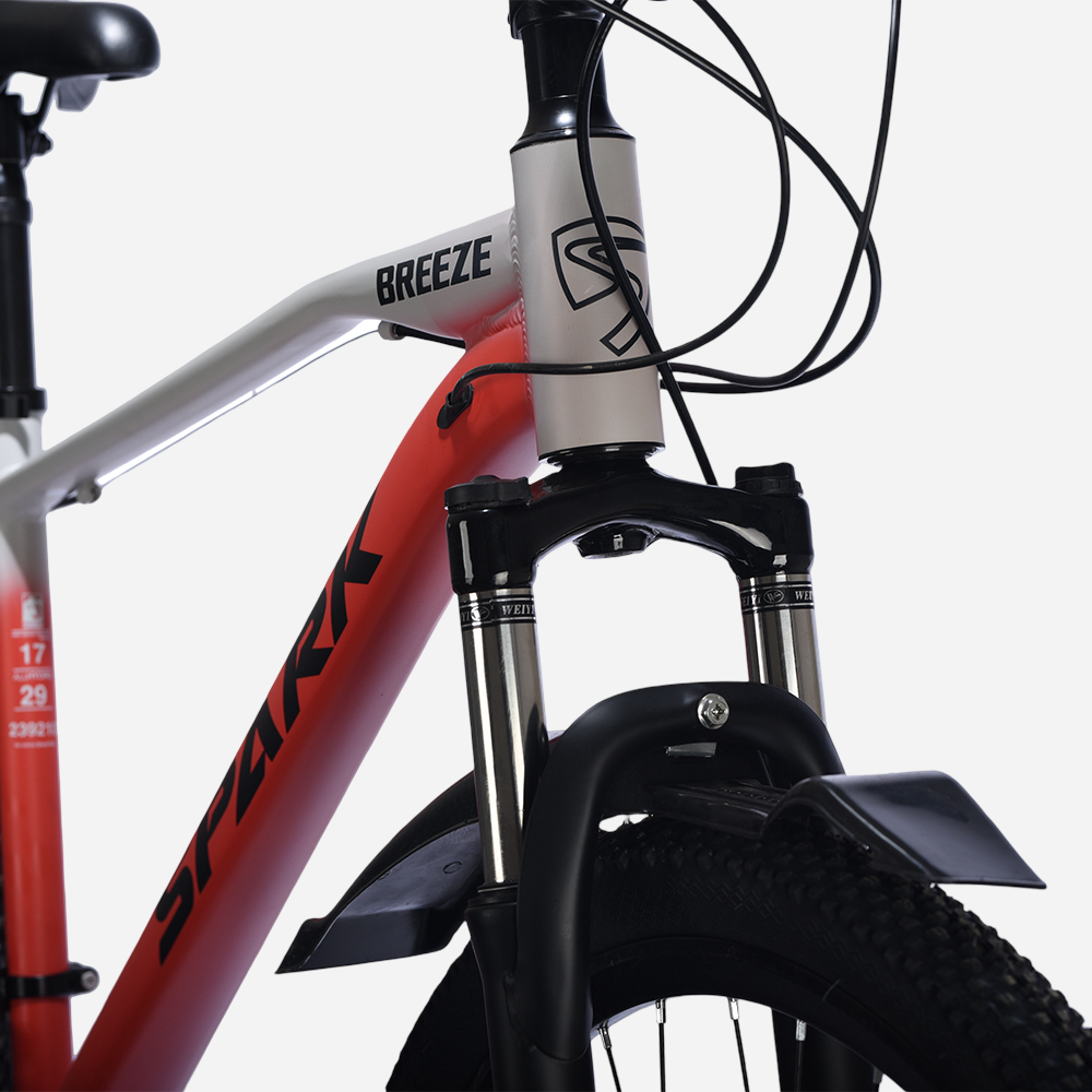 Spark BREEZE 29" — амортизаційна вилка та рама з написом BREEZE, крупний план