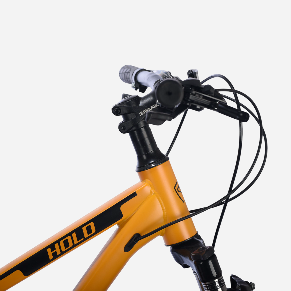 Spark HOLD 24" — крупний план керма, манетки Shimano EF51 та виніс Spark