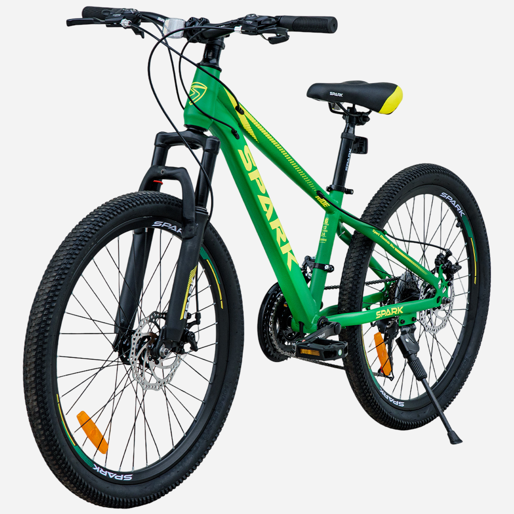 Гірський велосипед Spark RIDE 24" зелений, вид ззаду під кутом — задній перемикач Shimano, дискове гальмо, сідло з жовтими акцентами, підніжка