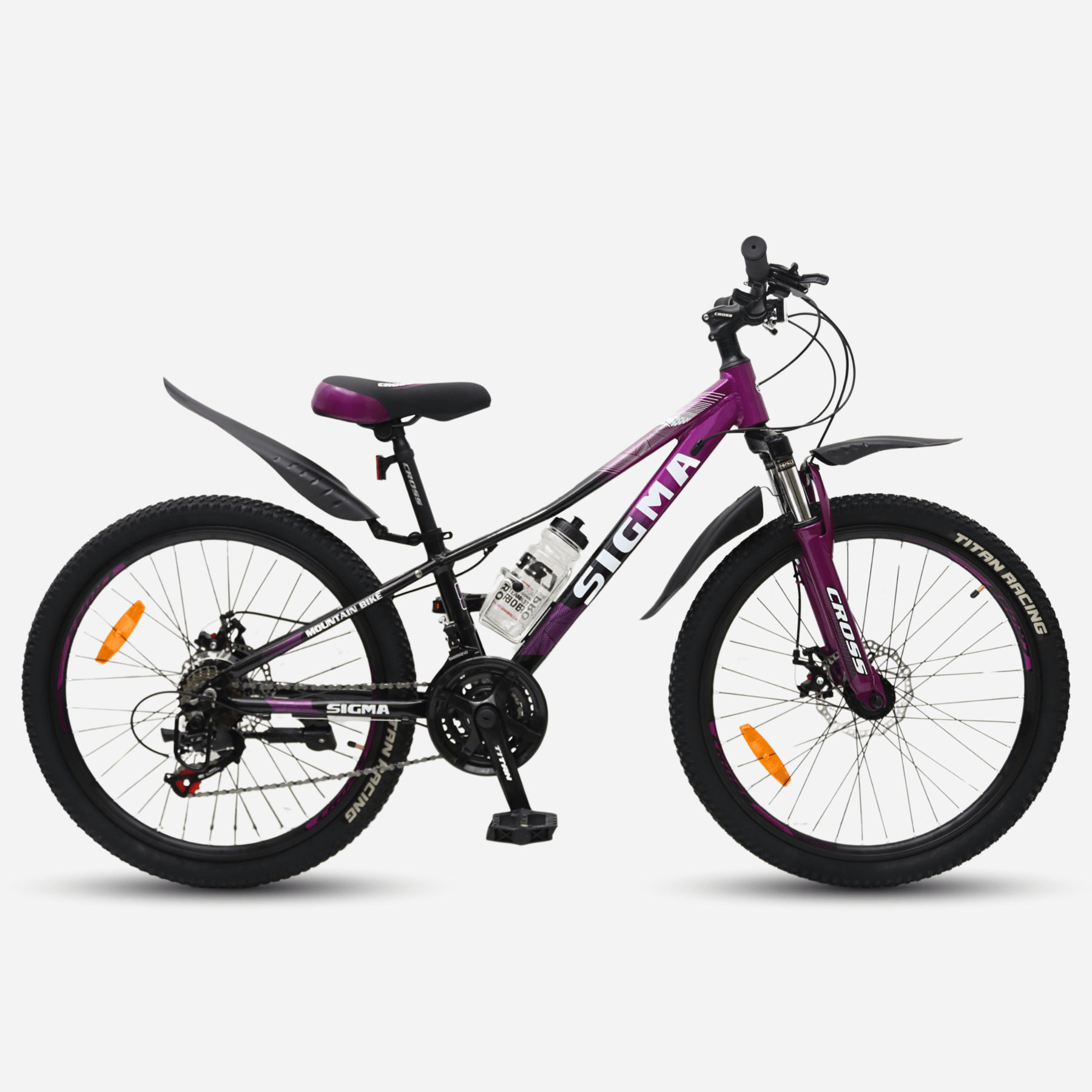 повний вид збоку (другий ракурс): Cross Sigma 2024, покришки Titan Racing, дискові гальма, крила, пляшка для води, пурпурно-чорна рама.