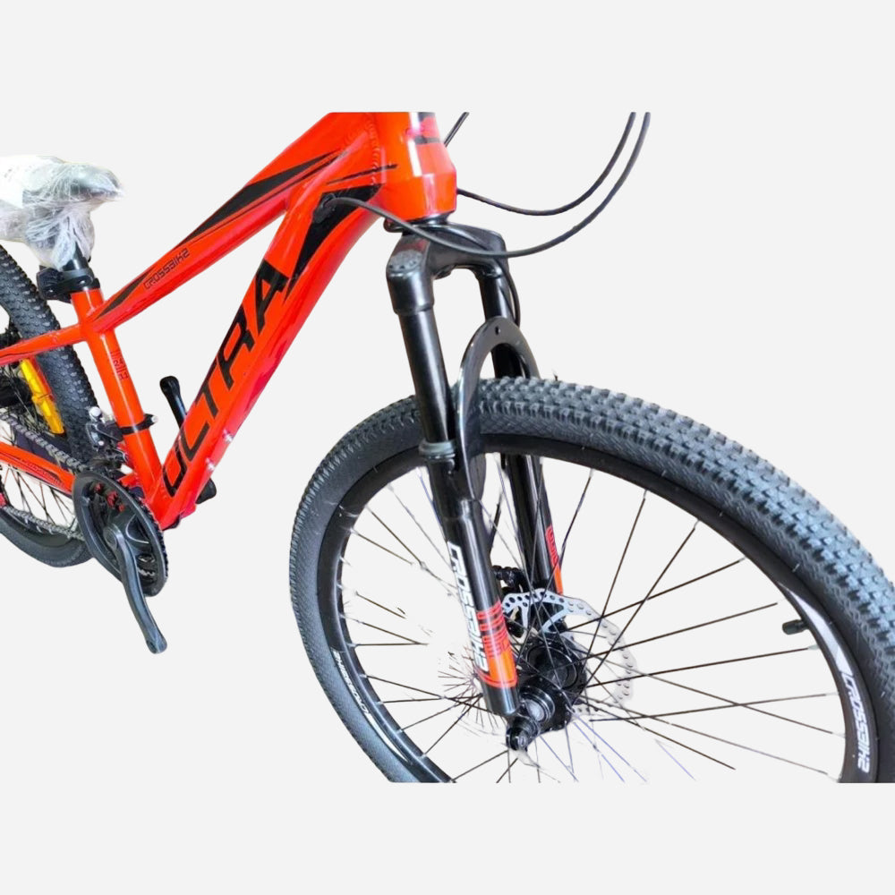 CrossBike Ultra 24" — алюмінієва рама з написом ULTRA та амортизаційна вилка, крупний план